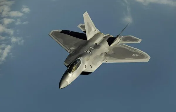 Düşük radar kesit alanı ve süper seyir (supercruise) yeteneğiyle BVR muharebesinin zirvesini temsil eden F-22 Raptor