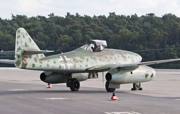 Ok açılı kanatları ve kanat altı motor gondollarıyla jet çağını başlatan tarihi Messerschmitt Me 262 gövdesi
