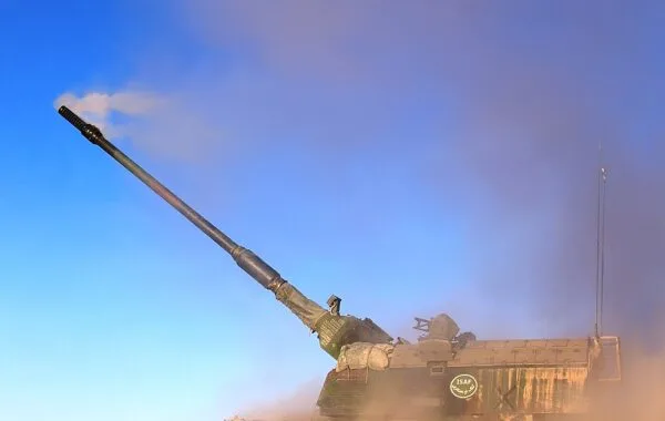 155 mm L/52 uzun namlusundan yüksek açılı balistik atış gerçekleştiren PzH 2000 kundağı motorlu obüs sistemi