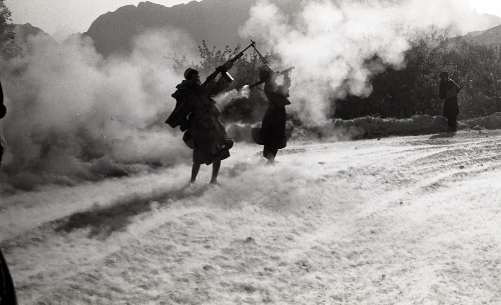 Muj firing heavy weapons. — 1988 Dönemi Askeri Tarih Belgesi