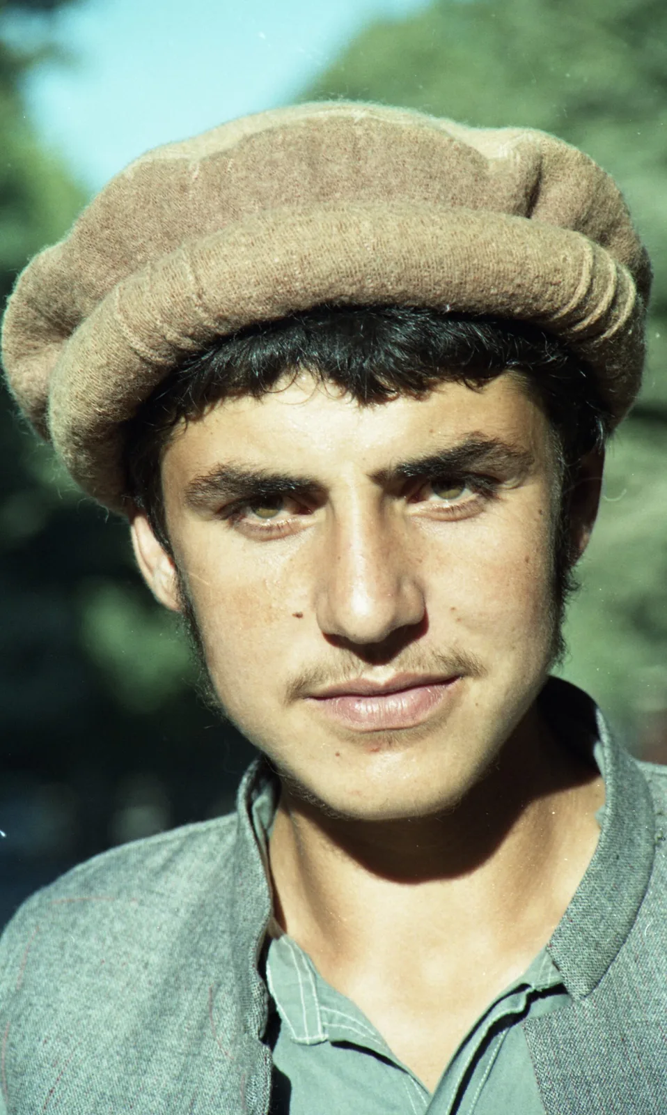 An Afghan posing for camera. — 1990 Dönemi Askeri Tarih Belgesi