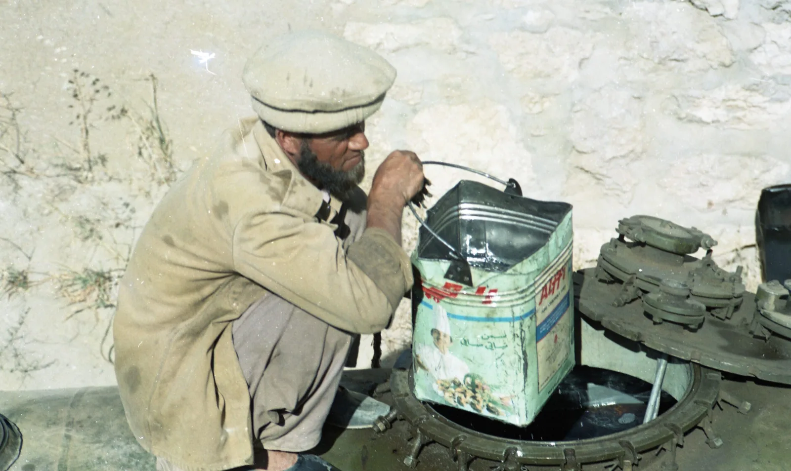 Afghan'ın Yağ Tankından Yağ Çıkarma Anı: Ahmad Shah'ın Savaşın İçindeki Sessizliği