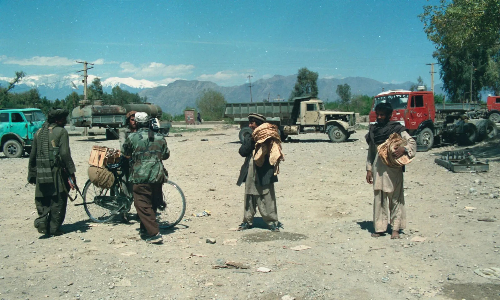 Muj carrying bread. — 1989 Dönemi Askeri Tarih Belgesi