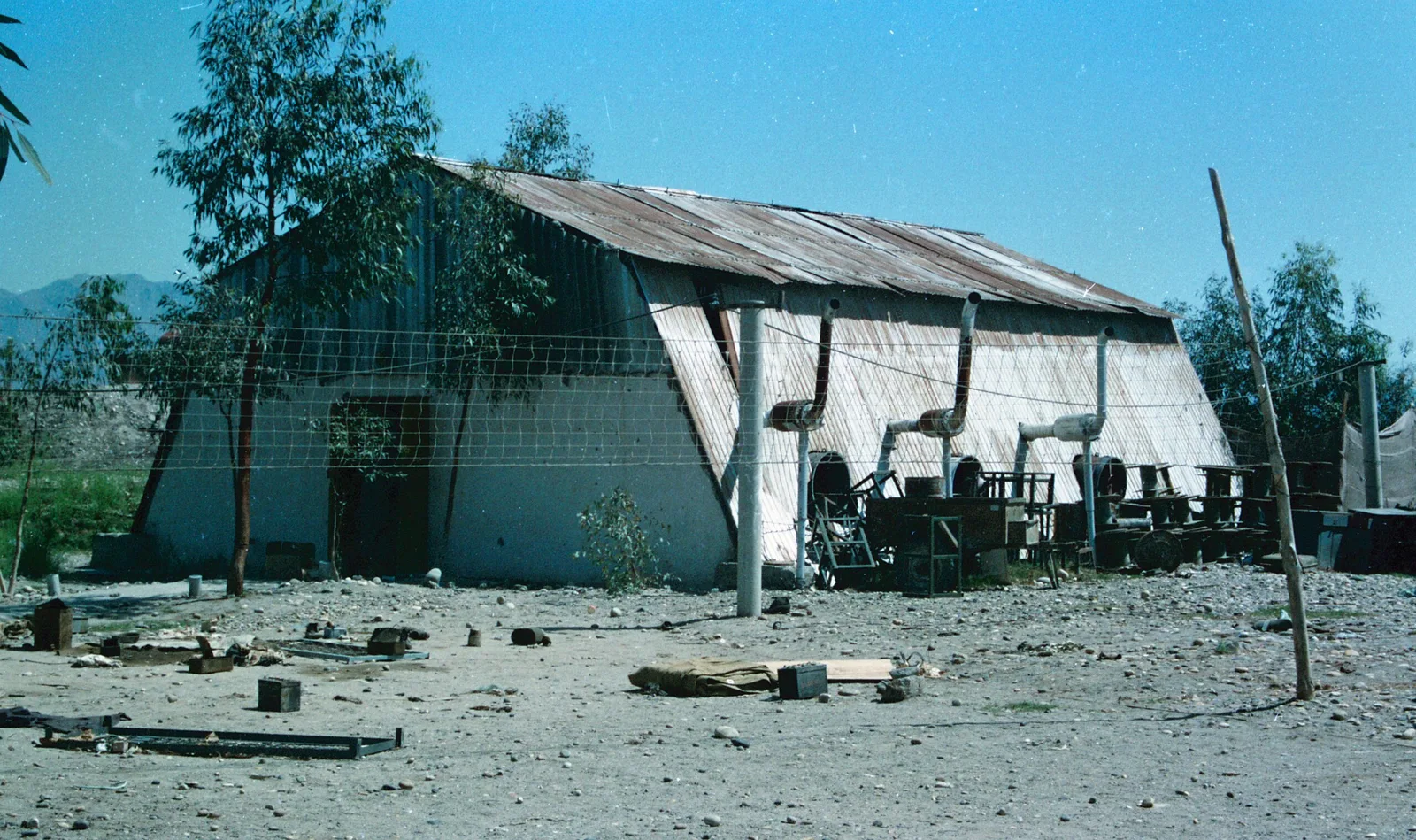 A government military auto-workshop captured by Muj. — 1989 Dönemi Askeri Tarih Belgesi