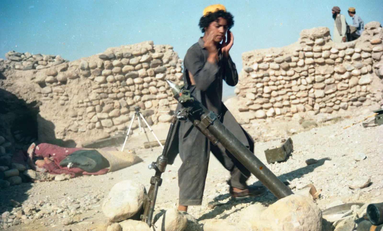 A Muj firing a mortar gun. — 1989 Dönemi Askeri Tarih Belgesi