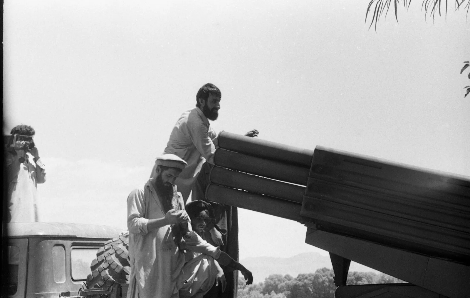 Muj loading BM-40. — 1989 Dönemi Askeri Tarih Belgesi