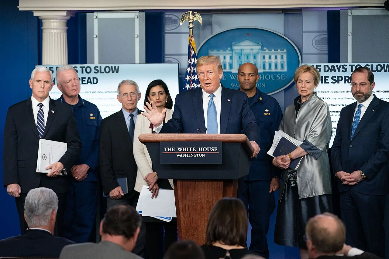 Donald Trump ve Beyaz Saray Koronavirüs Timi üyeleri 16 Mart 2020'de basına seslendi.