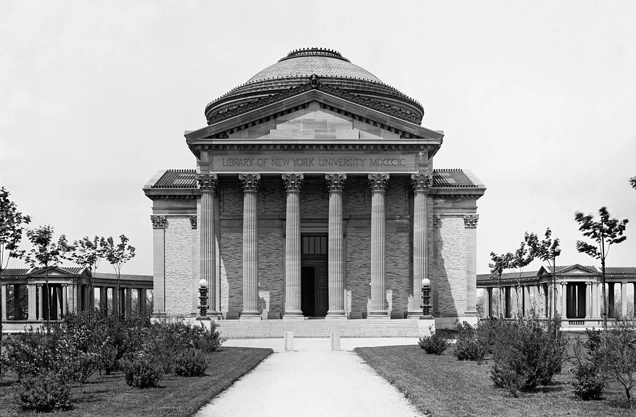 The Gould Memorial Library in 1904, with the Hall of Fame visible on either side