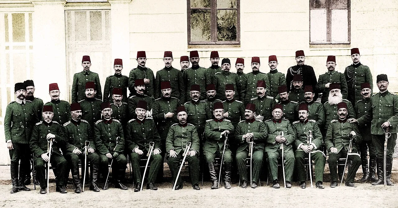 Hareket Ordusu kurmayları, Selanik'te konuşlu III. Ordu karargahında I. Tümen subayları ile birlikte (13 Nisan 1909)