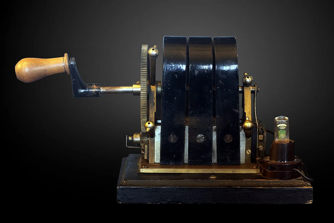 Demonstration hand-cranked magneto made circa 1925, on display at the Musée d'histoire des sciences de la Ville de Genève.