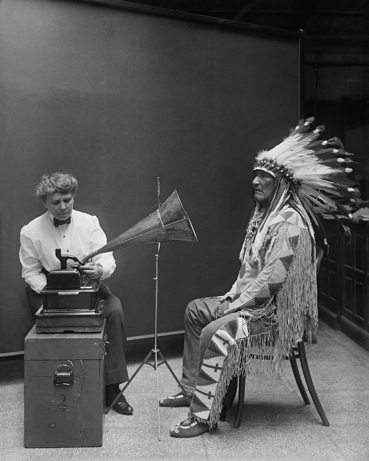 Frances Densmore ve Blackfoot şefi Mountain Chief, Bureau of American Ethnology'nin bir kayıt projesi (1916)