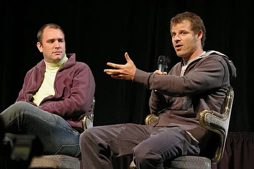 Matt Stone(elinde mikrofon olan) ve Trey Parker