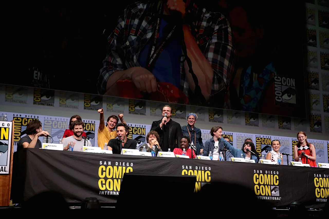 Duffer Kardeşler ve Stranger Things'in ikinci sezonunda yer alan oyuncu kadrosu San Diego Comic-Con'da, 2017
