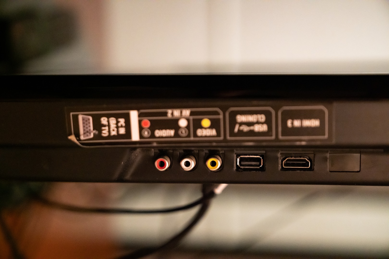Oyun Ekranlarında Fiziksel HDMI 2.1 ve eARC Giriş Portları Paneli – UrunVeri